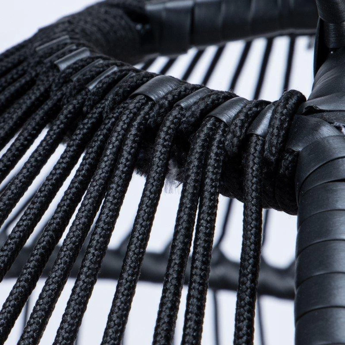 Merkloos Hangstoel Norway - Zwart Wicker & Touw Luxe Egg Hangstoel Met Dikke Antraciete Kussens Met Frame - Inklapbare Basket - Image 4